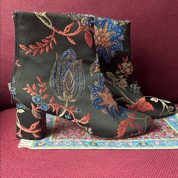 ZARA Basic Brocade Floral Ankle Boots – EU 37 – floral emrboidered booties - Picture 2 of 9